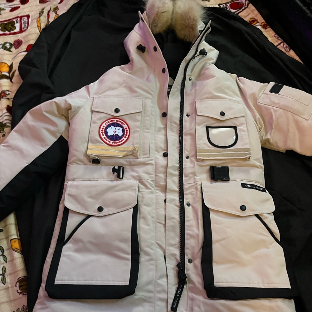 Canda Goose(?) Liberty Parka Unknown Size somewhere between Medium and Large